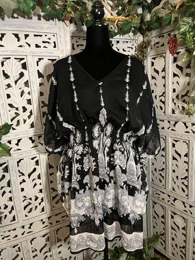 MPH COLLECTION CUTE BLACK WITH GRAY/BLACK ACCENTS SHORT SLEEVES PLUS TOP